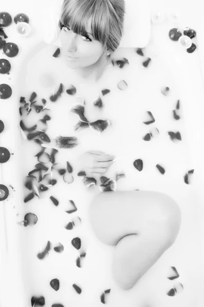 Woman bath flower — Stock Photo, Image