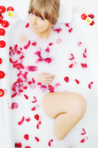 Nő fürdő virág — Stock Fotó