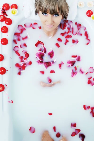 Květinová koupel žena — Stock fotografie
