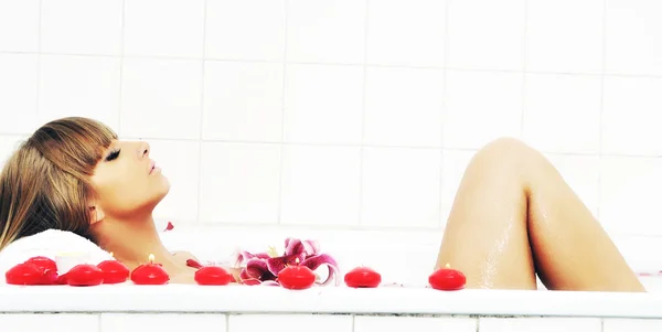 Mujer baño flor — Foto de Stock