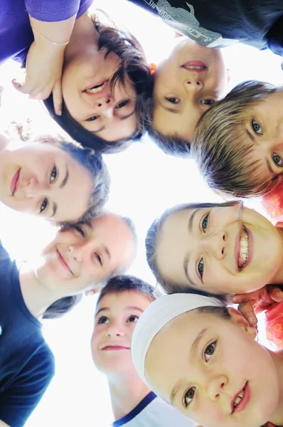 Grupo infantil al aire libre — Foto de Stock