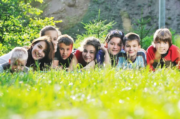 Grupo infantil al aire libre —  Fotos de Stock