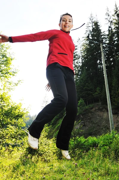 소녀 점프 야외 — 스톡 사진