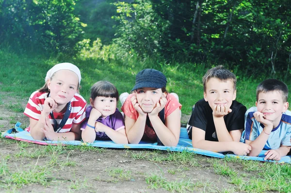 Grupo infantil al aire libre —  Fotos de Stock