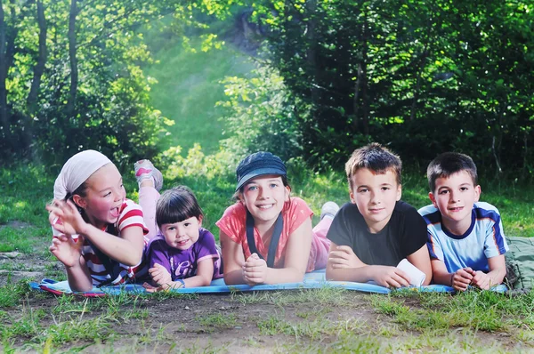 Grupo infantil al aire libre — Stockfoto