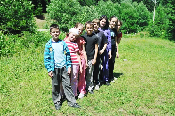 Grupo de crianças ao ar livre — Fotografia de Stock