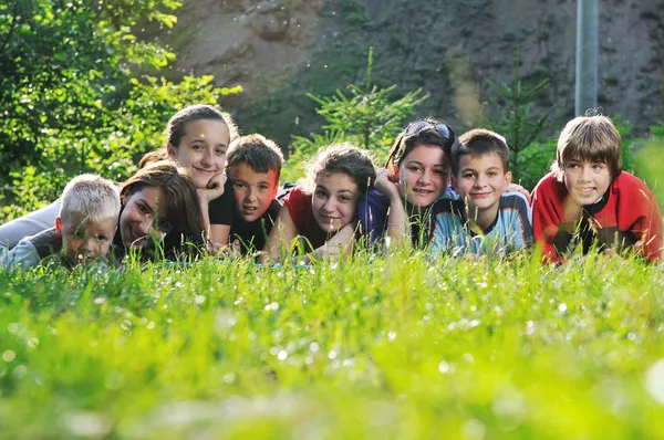 Grupo infantil al aire libre — Foto de Stock