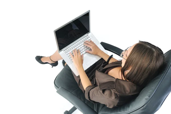 Bilgisayarı olan iş kadını beyazda izole edilmiş. — Stok fotoğraf