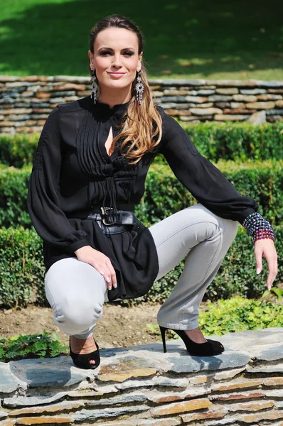 Щаслива жінка мода на відкритому повітрі — стокове фото
