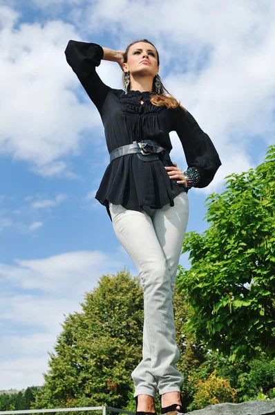 Mujer feliz moda al aire libre —  Fotos de Stock