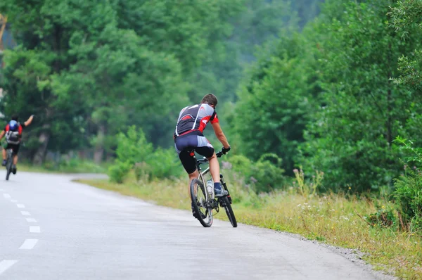 Человек на велосипеде под открытым небом — стоковое фото
