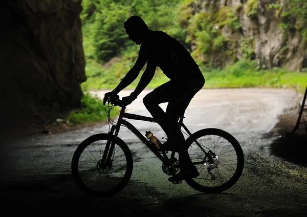 Τοποθετήσετε το ποδήλατο άνθρωπος εξωτερική — Φωτογραφία Αρχείου