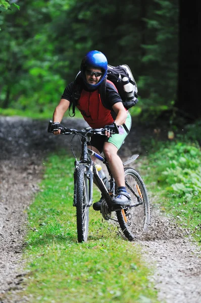 Dağ bisikleti adam açık — Stok fotoğraf