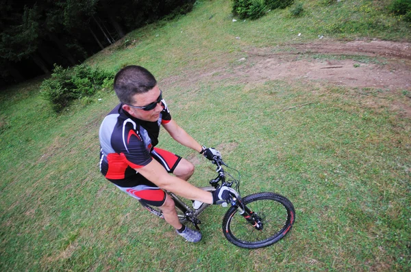 Monte bicicleta homem ao ar livre — Fotografia de Stock