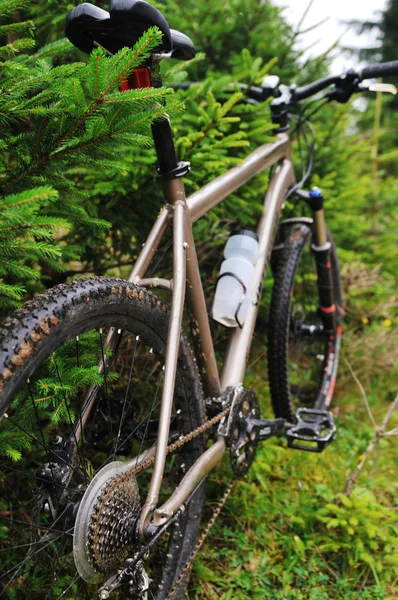 Mount fiets man buiten — Stockfoto
