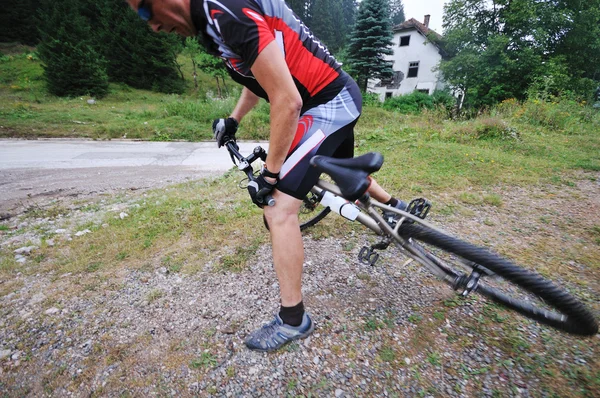 屋外自転車の男をマウントします。 — ストック写真