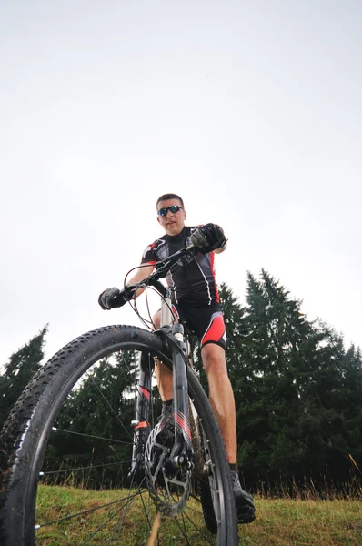 Montar bicicleta hombre al aire libre —  Fotos de Stock
