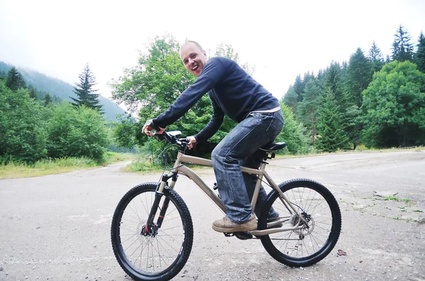 屋外自転車の男をマウントします。 — ストック写真