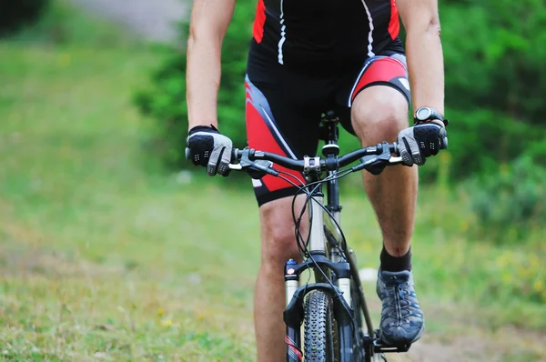 Monte bicicleta homem ao ar livre — Fotografia de Stock