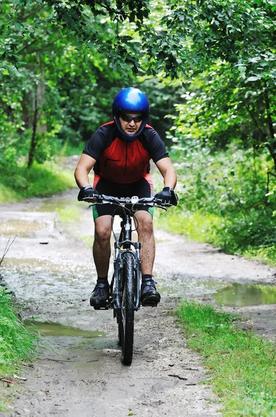 Montar bicicleta hombre al aire libre —  Fotos de Stock