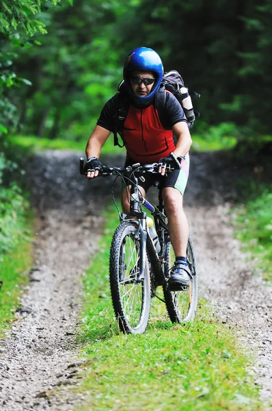 Dağ bisikleti adam açık — Stok fotoğraf