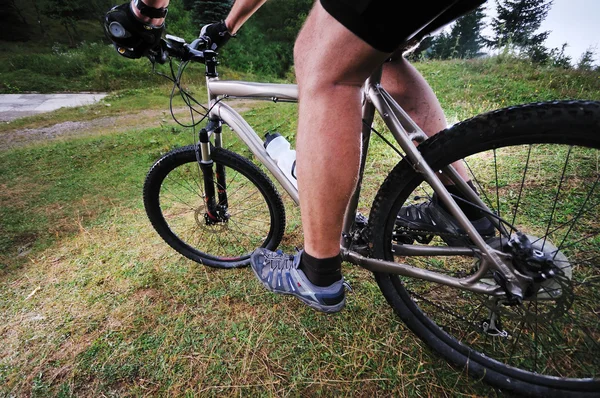 Mount fiets man buiten — Stockfoto
