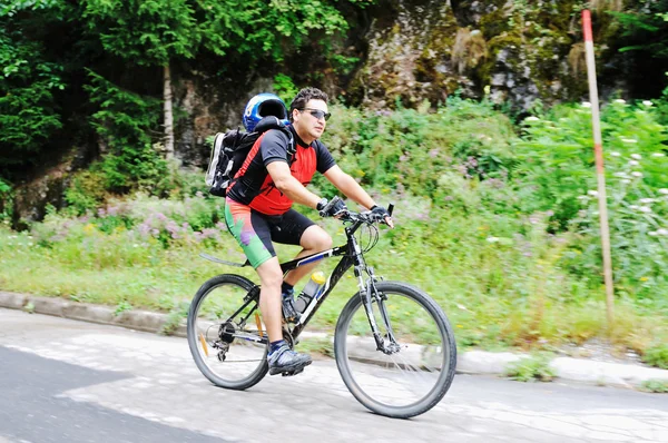 Montar bicicleta hombre al aire libre — Foto de Stock