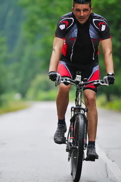 Montura húmeda paseo en bicicleta —  Fotos de Stock