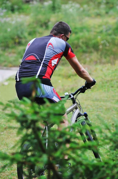 ウェット マウントの自転車に乗る — ストック写真