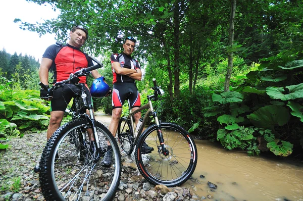 湿的山骑自行车 — 图库照片