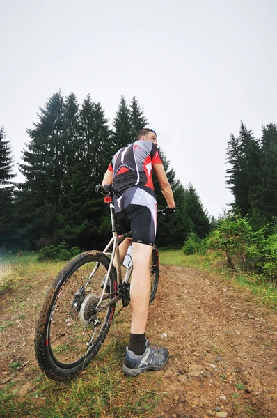 湿的山骑自行车 — 图库照片