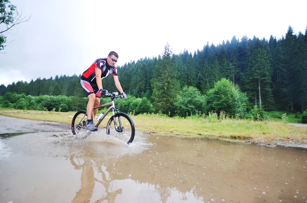 Nedves mount bike ride — Stock Fotó