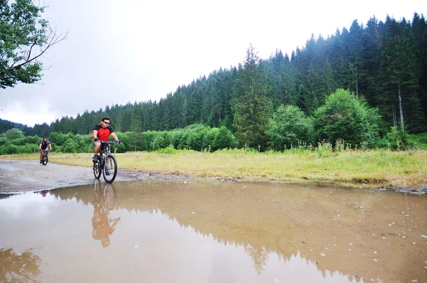 Montura húmeda paseo en bicicleta — Foto de Stock