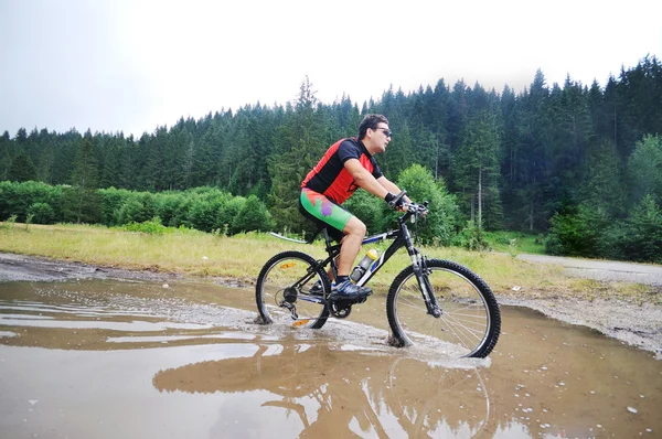 Nedves mount bike ride — Stock Fotó