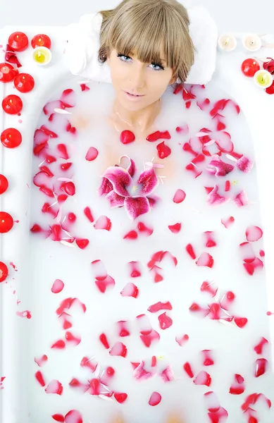 Nő fürdő virág — Stock Fotó