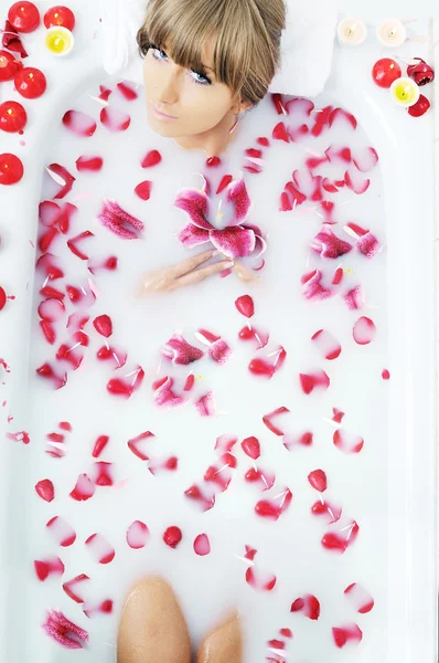 Donna bagno fiore — Foto Stock