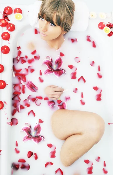 Kobieta kwiat kąpiel — Zdjęcie stockowe