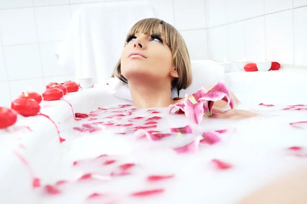 Květinová koupel žena — Stock fotografie