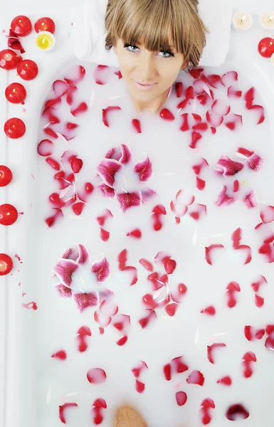Donna bagno fiore — Foto Stock