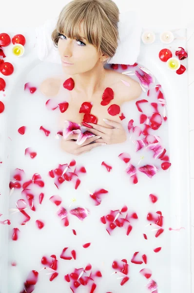 Mulher flor banho — Fotografia de Stock