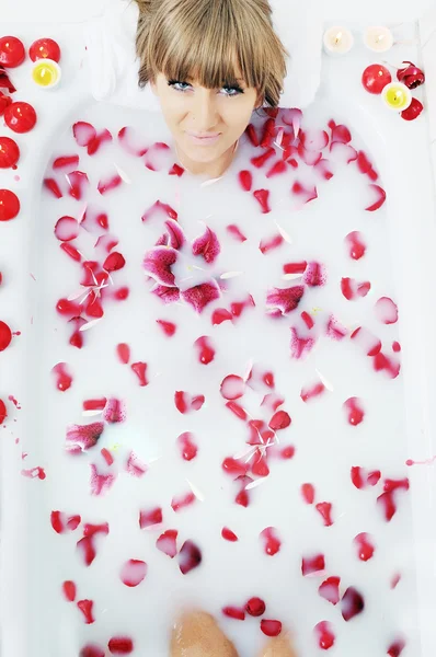 Mujer baño flor —  Fotos de Stock