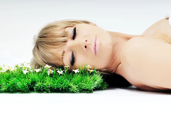 Donna faccia su erba — Foto Stock
