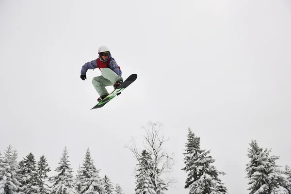 Saut en snowboard — Photo