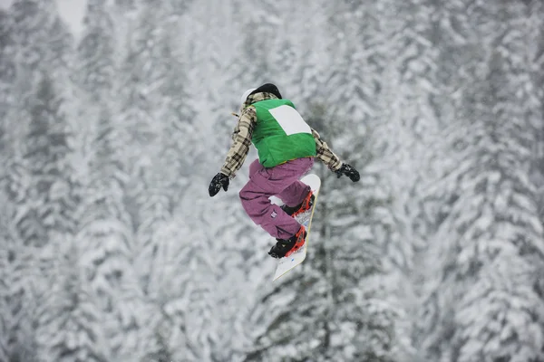 Snowboardspringen — Stockfoto