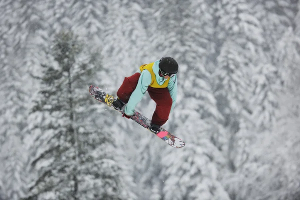 Salto in snowboard — Foto Stock