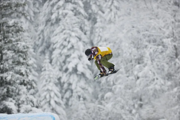 Salto de snowboard — Fotografia de Stock