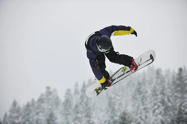 Snowboard-stap-springen — Stockfoto