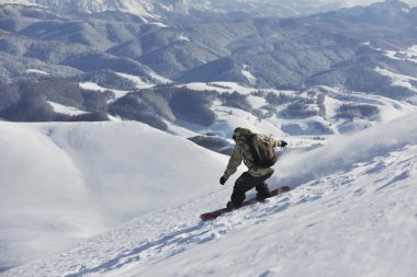 Serbest stil snowboardçu zıpla ve sür