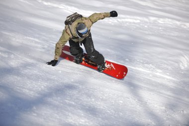 Serbest stil snowboardçu zıpla ve sür