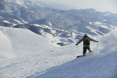 Serbest stil snowboardçu zıpla ve sür